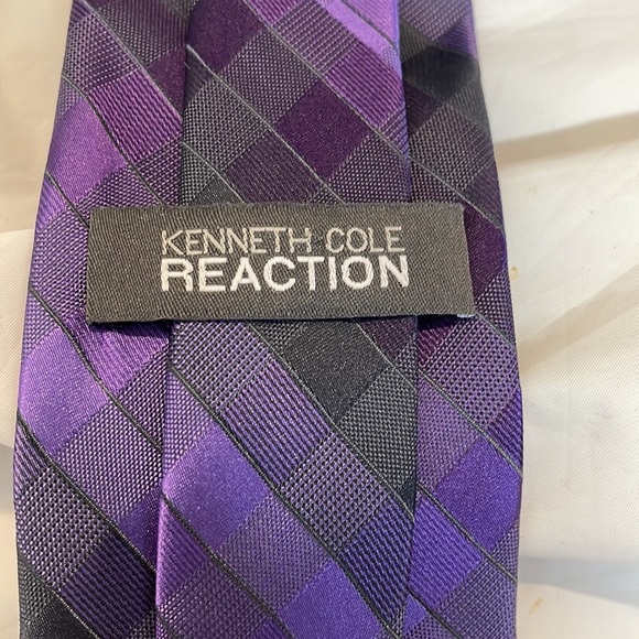 Kenneth Cole Reaction men’s tie in various shades of purple 58”L x 3 1/4” wide - Picture 2 of 3
